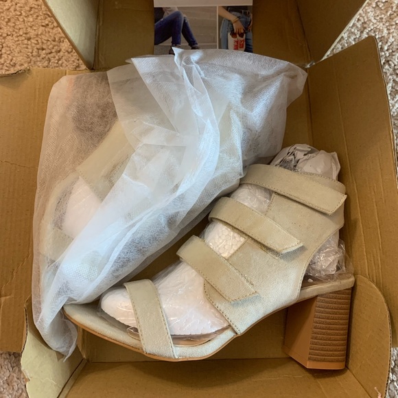 Journee Collection Womens Perkin Gladiator Sandals. Size 7, NEW - Picture 2 of 4